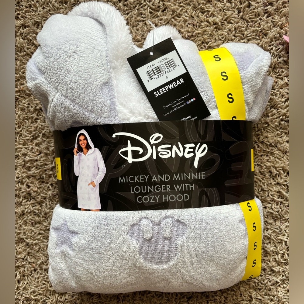 NWT Women’s Mickey and Minnie Mouse Loungewear Small